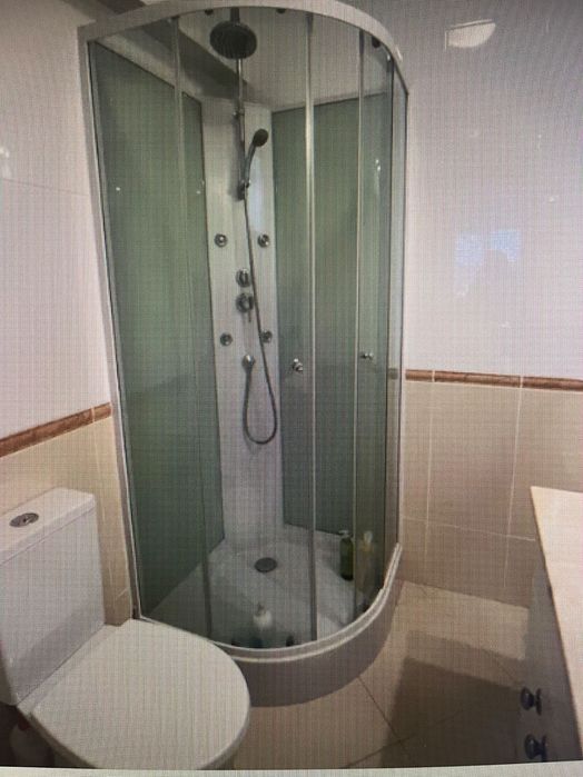 Cabine de duche em bom estado com chuveiro