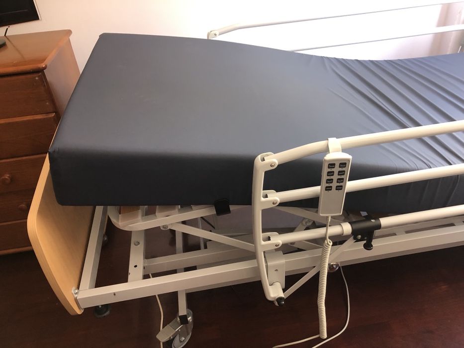 Cama articulada com comando