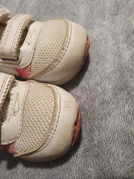 Adidasy sportowe białe w kwiatuszki Cherokee r. 20 (wg metki r.23)