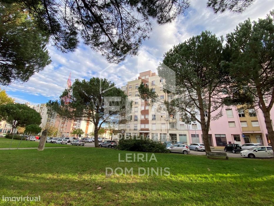 Apartamento T2 com varanda, terraço e garagem em Leiria — Marrazes E Barosa, Leiria