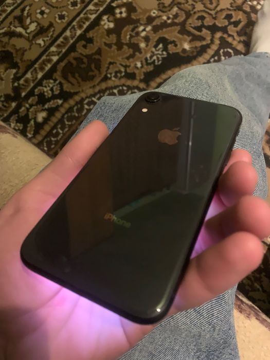 продам айфон Xr на 64 гб