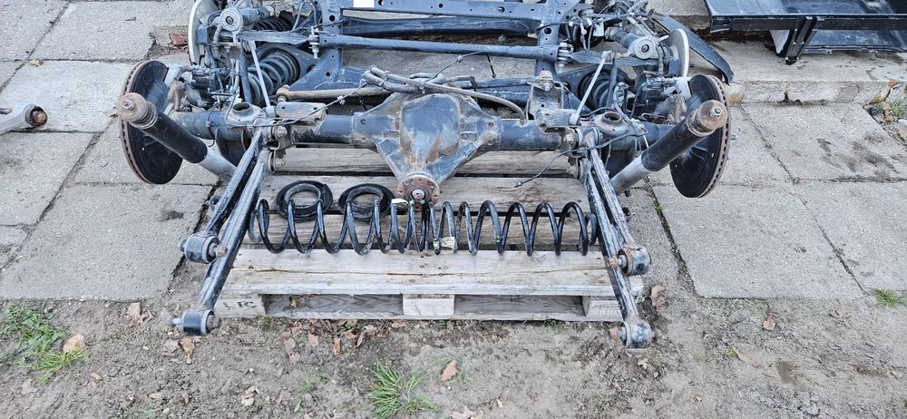 RAM 1500 V 5 2019- 4X4 5.7 HEMI QUAD CAB 1,5 Big Horn Kompletna belka zawieszenia tylnego Most napędowy Dyfer Dyferencjał 68270329AB Zawieszenie tył Wahacze Zacisk hamulcowy przełożenie 3.92