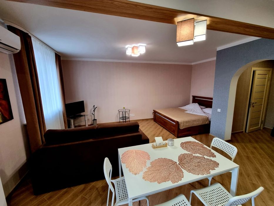 Подобово та погодинно•Авто та залізничний вокзал