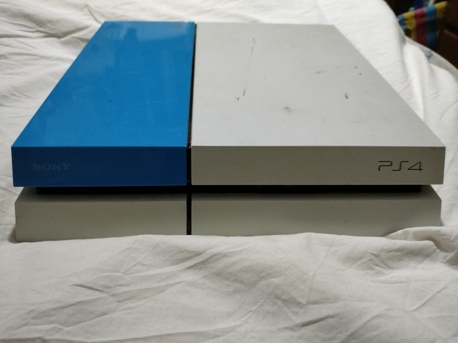 Consola PlayStation 4 + 2 Comandos (1 Transparente Nacon) + Base de Carga Dupla Oficial