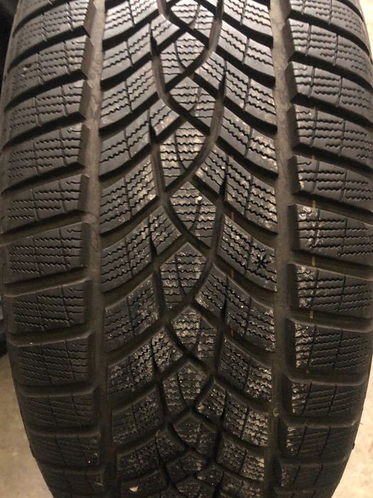 Komplet opon zimowych  255/45R20 GoodYear UG Performance + po 8mm