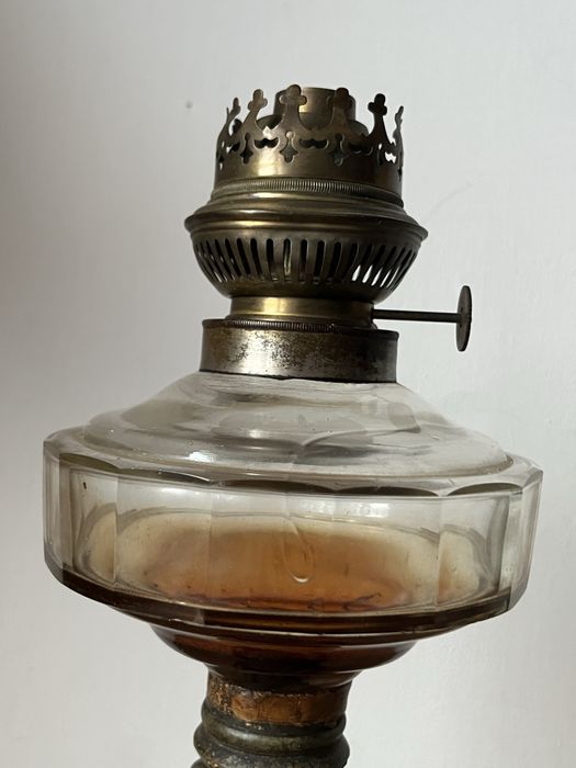 stara polska lampa naftowa stojąca dzwon zdobiona sceny żłobienia