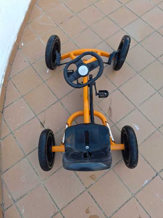 Vende-se kart para criança em bom estado de conservação.