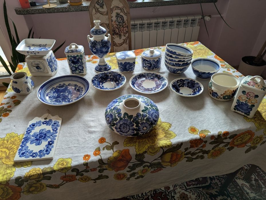 Fajans Włocławski waga, wazon, miski, talerze, deska