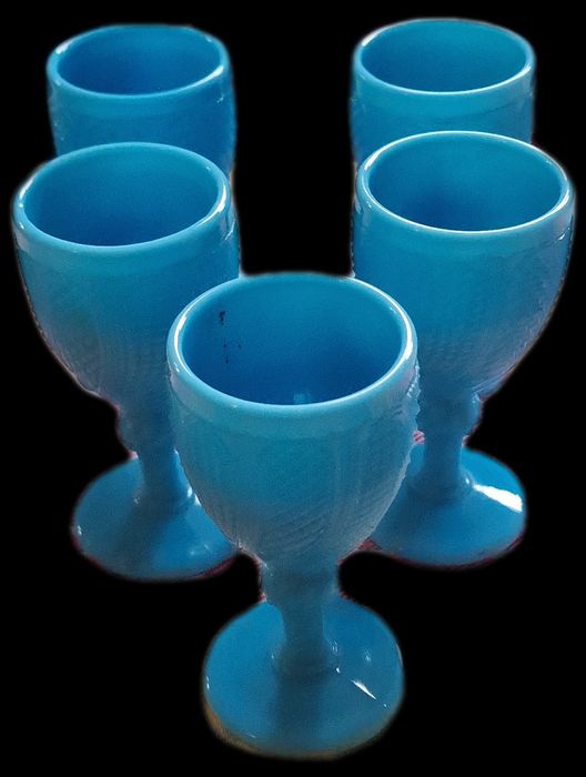 Copos vintage em opalina turquesa