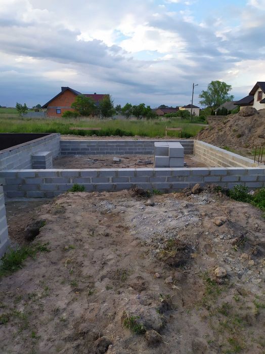 Działka z rozpoczętą budową