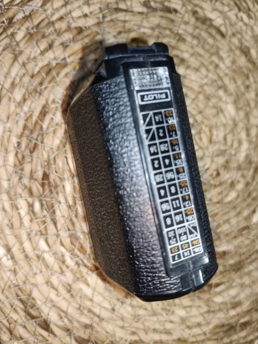 zewnętrzna lampa błyskowa Olympus PS200.
Typ: Kompaktowa lampa błyskow