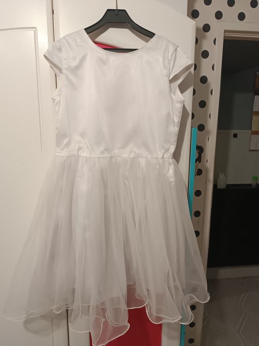 Biała sukienka w srebrne kropeczki