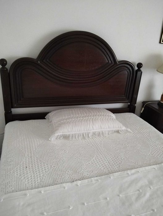 Cama de casal em madeira