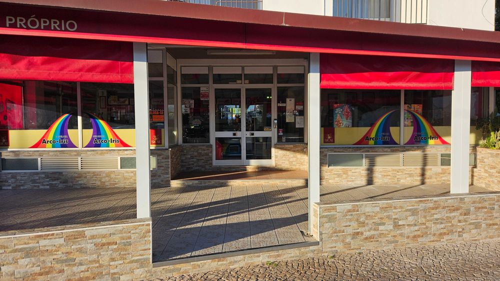 Arrenda-se pastelaria com fábrica.