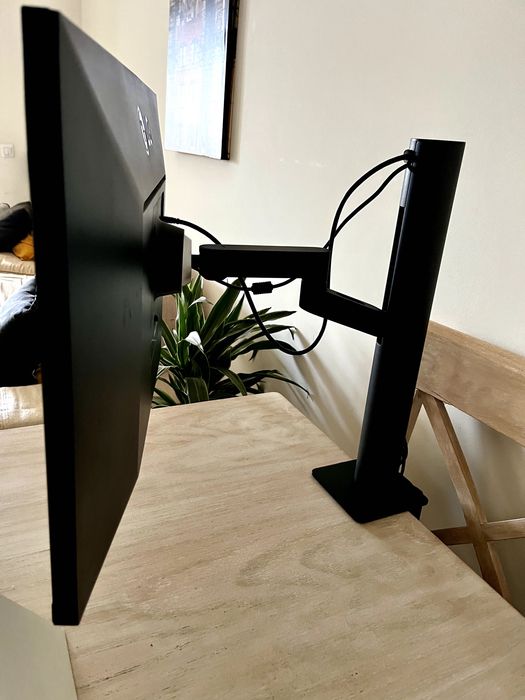 LG Monitor 27UN880-B | 27” 4K UHD | Ergo Stand | Excelente Estado