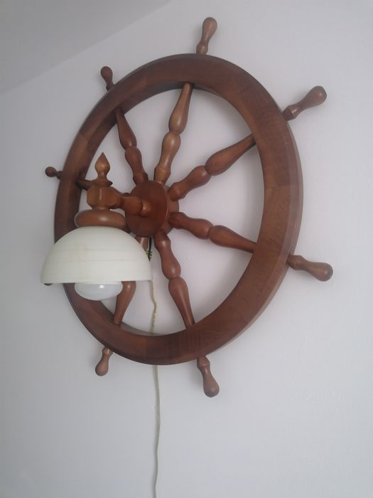Lampa ścienna drewniana koło sterowe