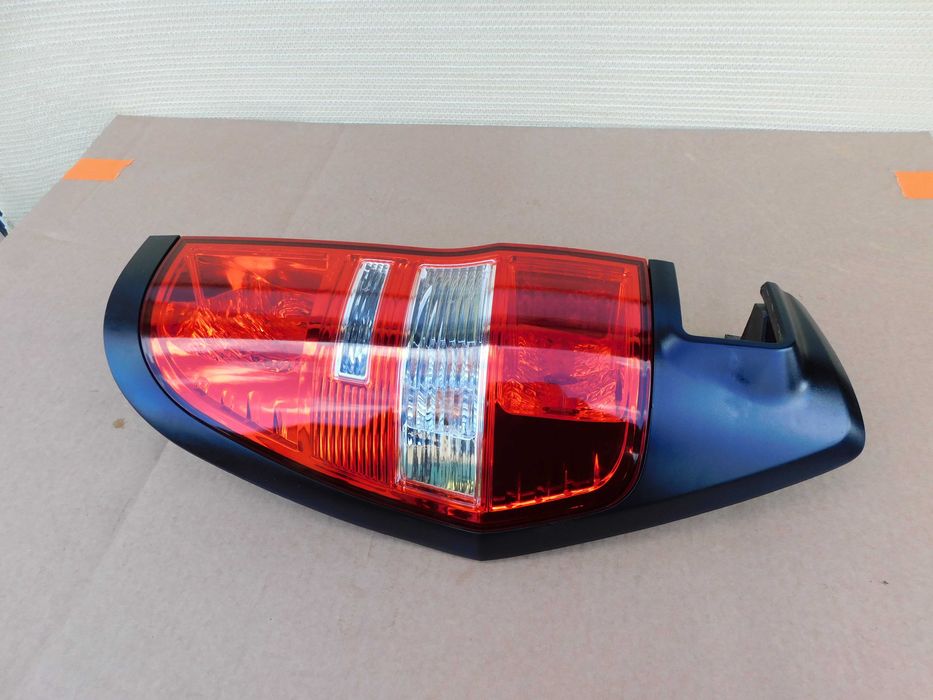 Hyundai H1 II Starex Lampa Tylna Tył Prawa Tył Europa Oryginał
