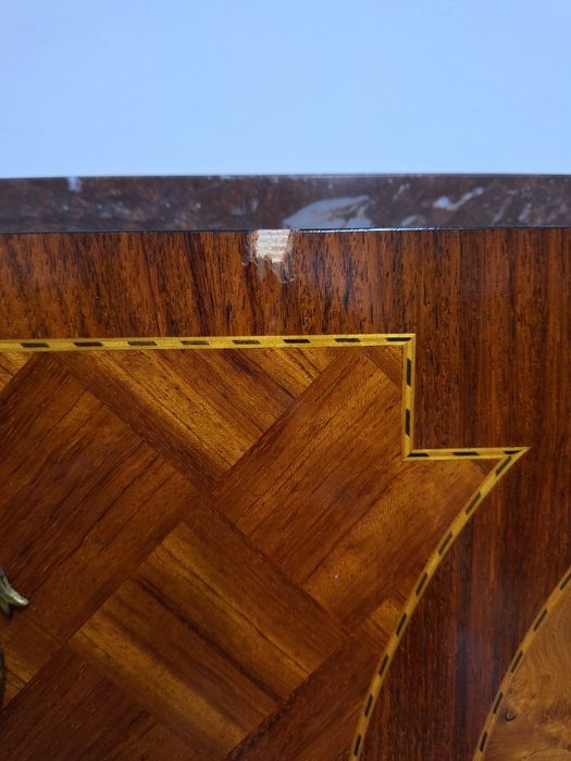 Stylowa intarsjowana komoda-antyk