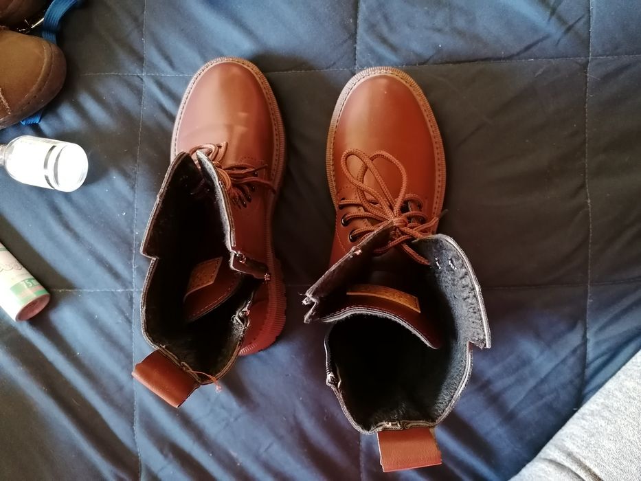 Botas confortáveis e novas sem uso