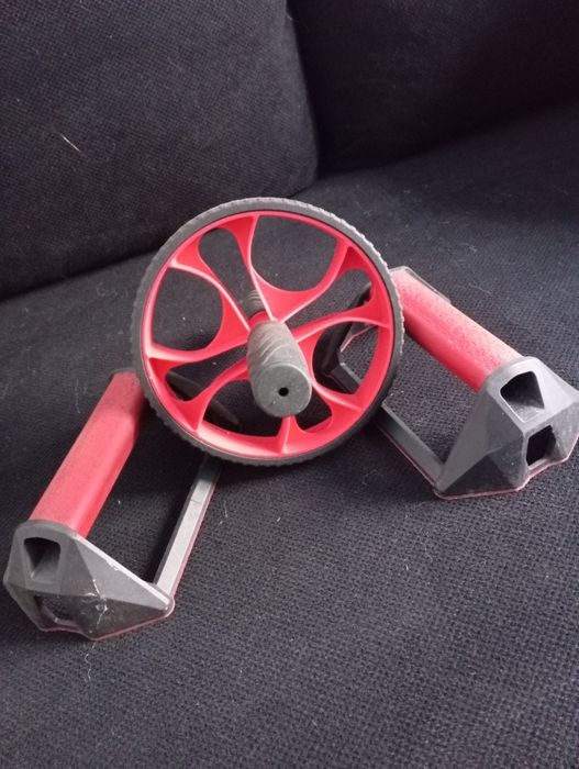 Rodinha abdominal e apoio para flexão
