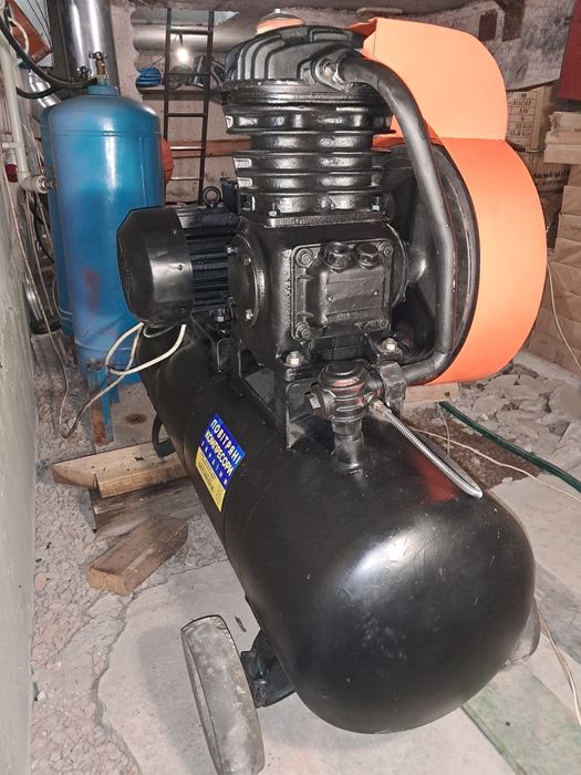 Компрессор 650л/хв. Ресивер 120л.Тиск 10Атм. 4кВт.380v. .