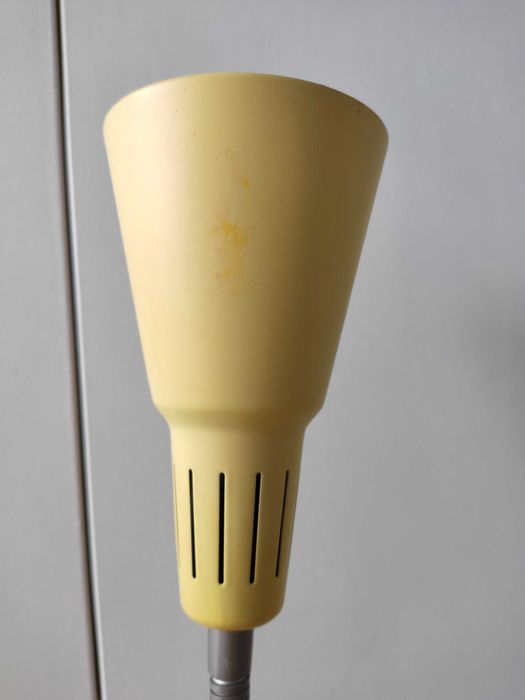 Żółta lampka biurkowa z Ikei