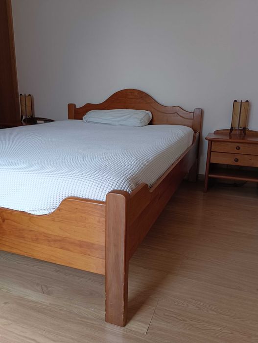 Cama de casal e mesas de cab. da CERNE