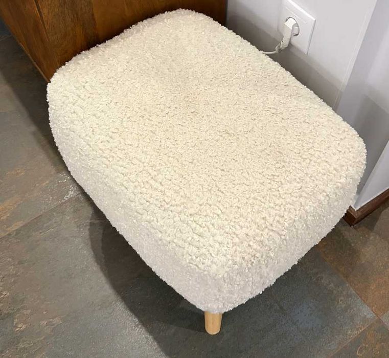 Poltrona de amamentação JYSK + apoio para os pés – Bouclé – Como nova