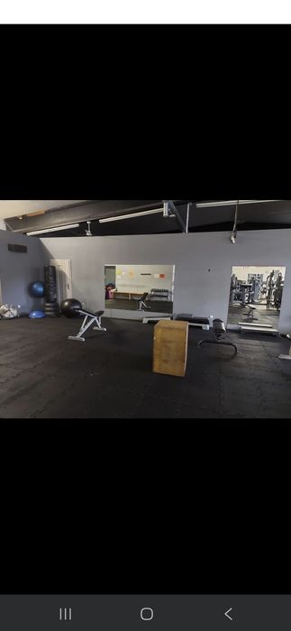 Pełne wyposażenie siłowni, podłoga typu puzzle