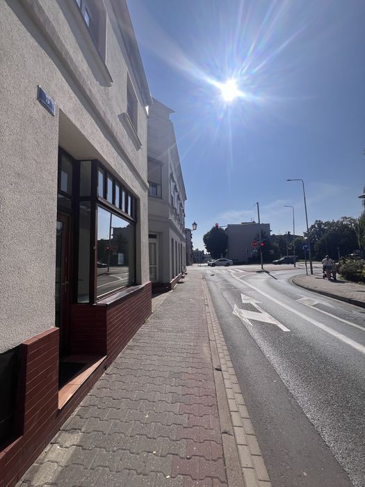 Lokal PRZY PIESZYM DEPTAKU - wyjazd z rynku! Duża witryna + parking!