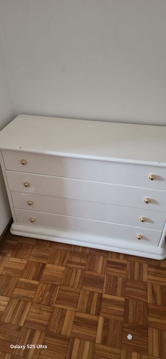 Cómoda madeira maciça com 4 gavetas
