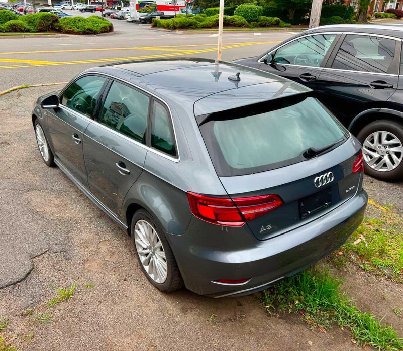 Audi A3 e-tron      2017