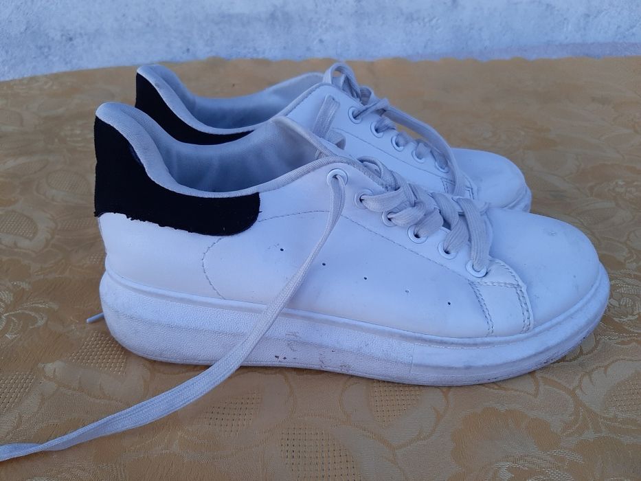 buty sportowe damskie, typu adidasy, białe