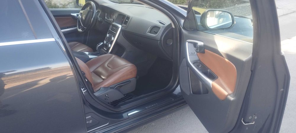 Вольво v60 2014 року