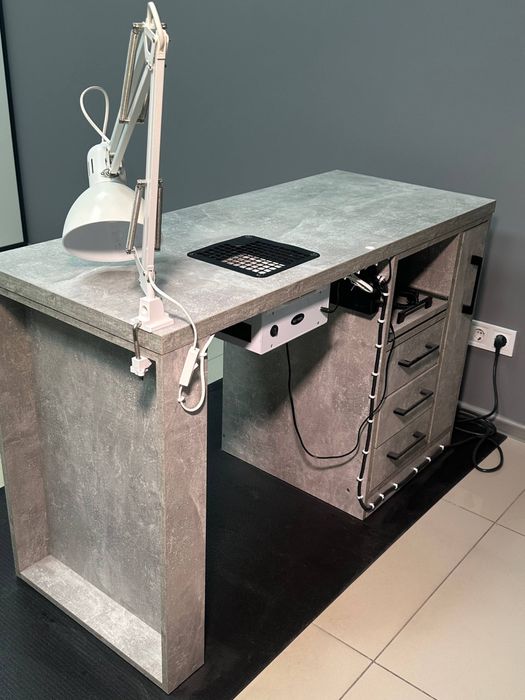 Повністю обладнаний манікюрний стіл