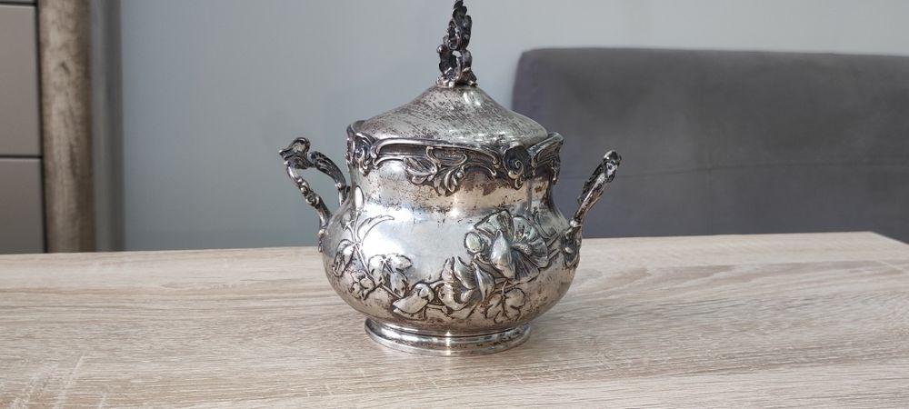 Zabytkowa bogato zdobiona cukiernica wykonana ze srebra próby 800