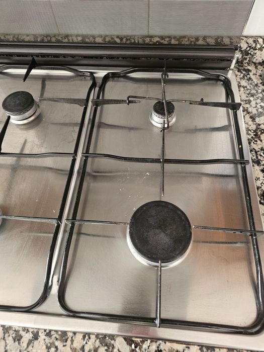 Fogão a gás e forno elétrico