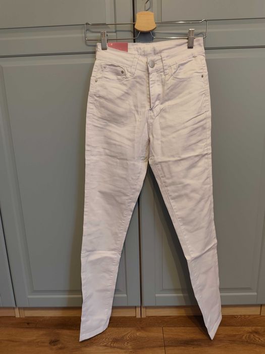 Białe spodnie jeans Dromader