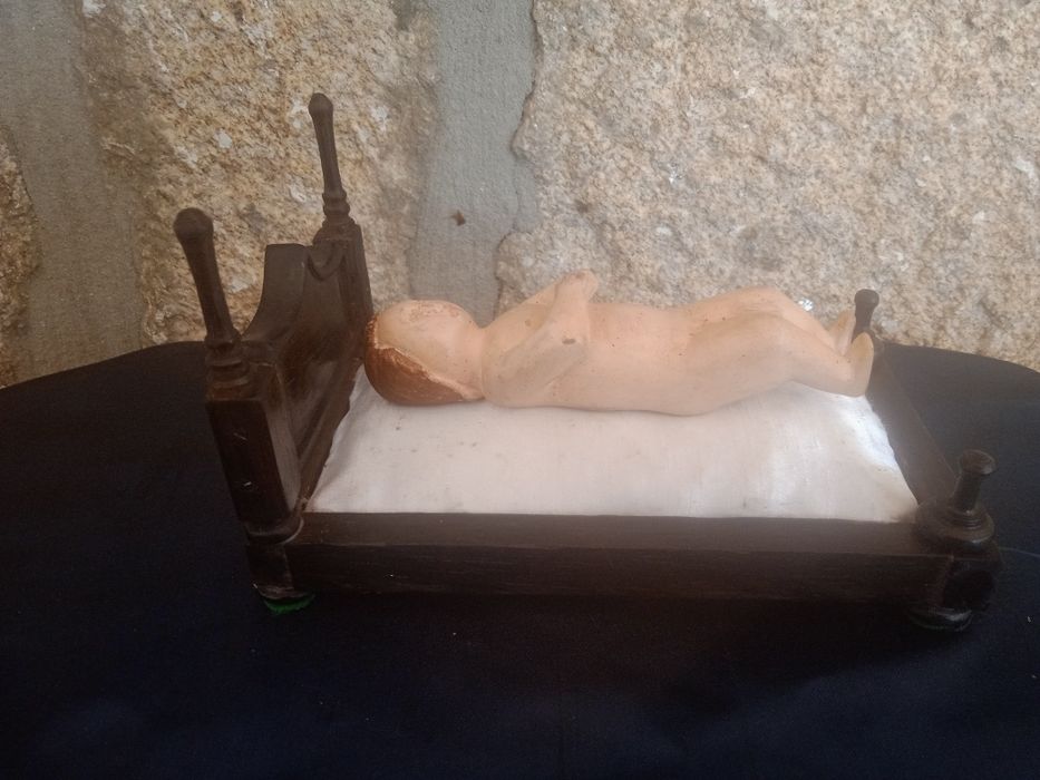 Antiga escultura imagem sacra menino jesus deitado a dormir camilha pau santo