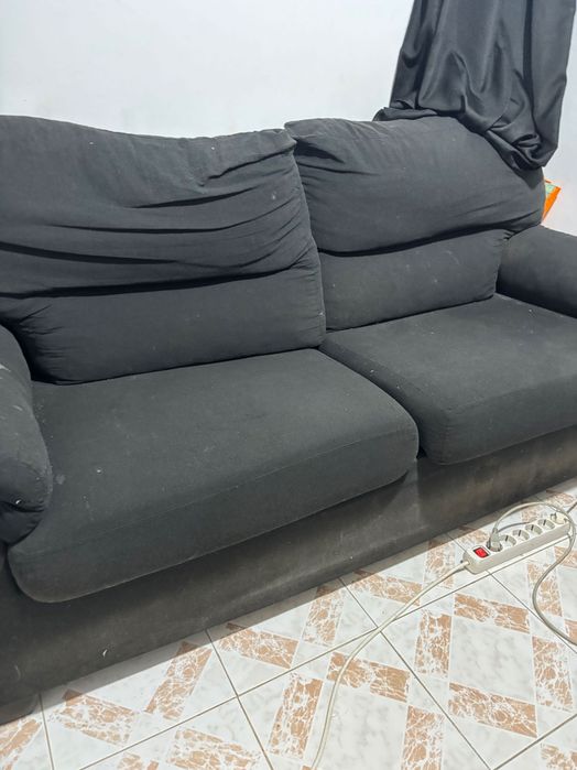 Sofá preto usado mas em bom estado