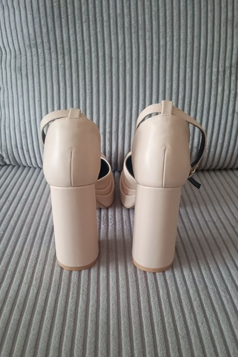 Nowe buty na słupku 37