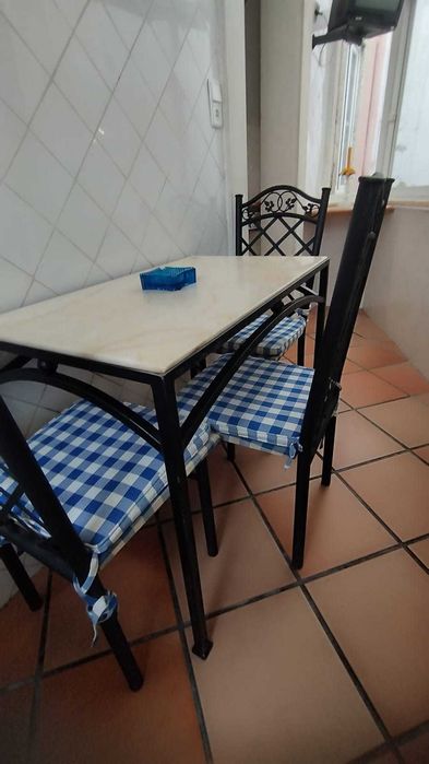 Mesa de ferro com 3 cadeiras e marmore