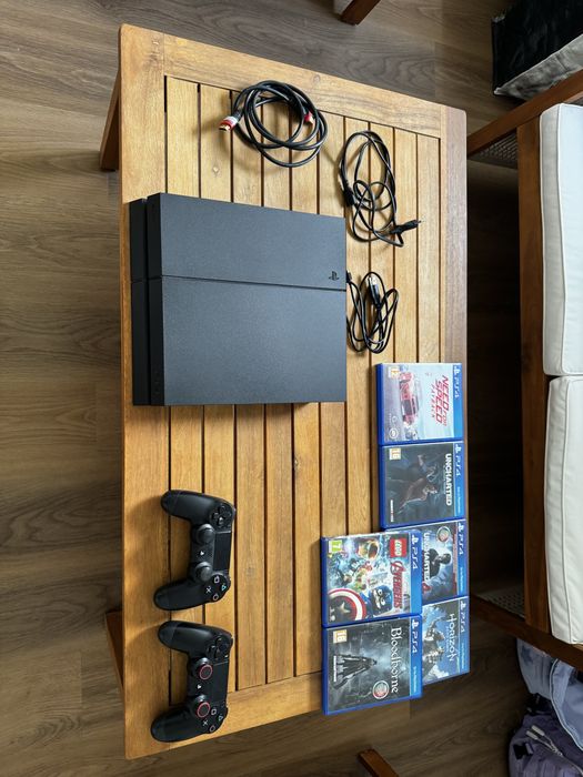 PS4 - 1TB com comandos e jogos