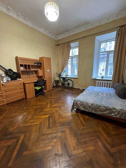 Продам простору 3-кімнатну квартиру в центрі !вул. Канатна