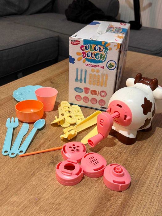 Zestaw Mega Creative Colour Dough Krowa z akcesoriami do ciastoliny