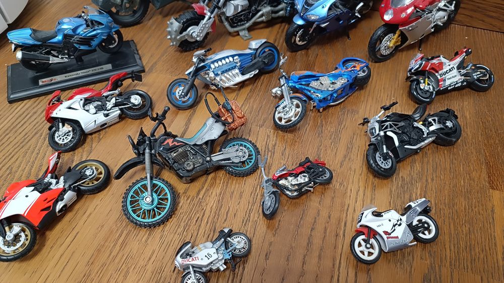 Колекция игрушек мотоциклы
