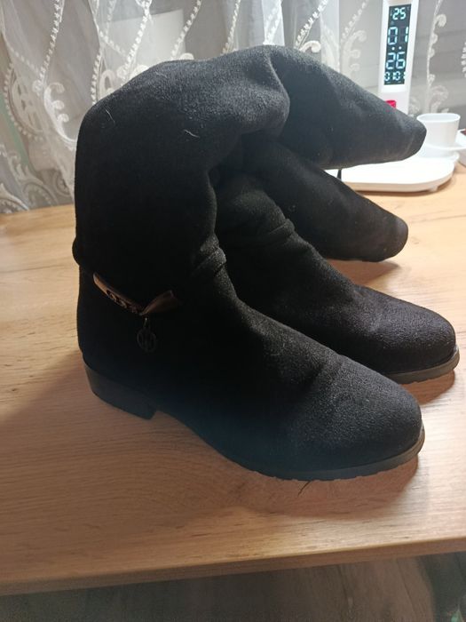 Зимові замшеві сапожкі.