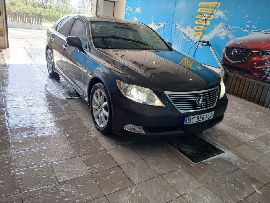 Автомобіль Lexus