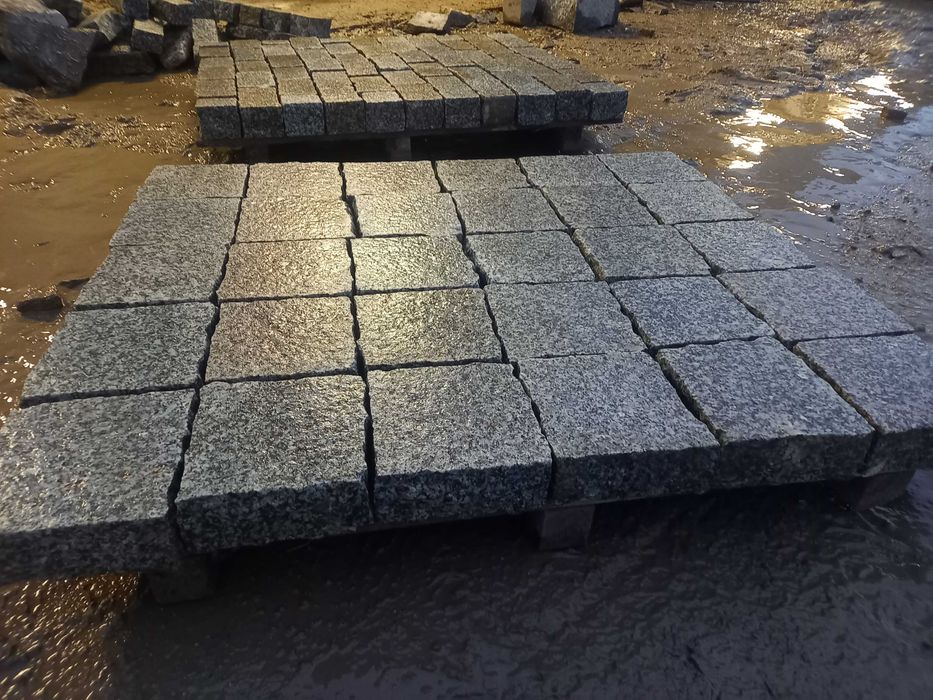 Kostka granitowa cięto-łupana, płomieniowana, szaro-ruda