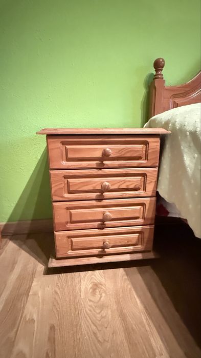 Mobillia de quarto individual  em madeira pinho mel